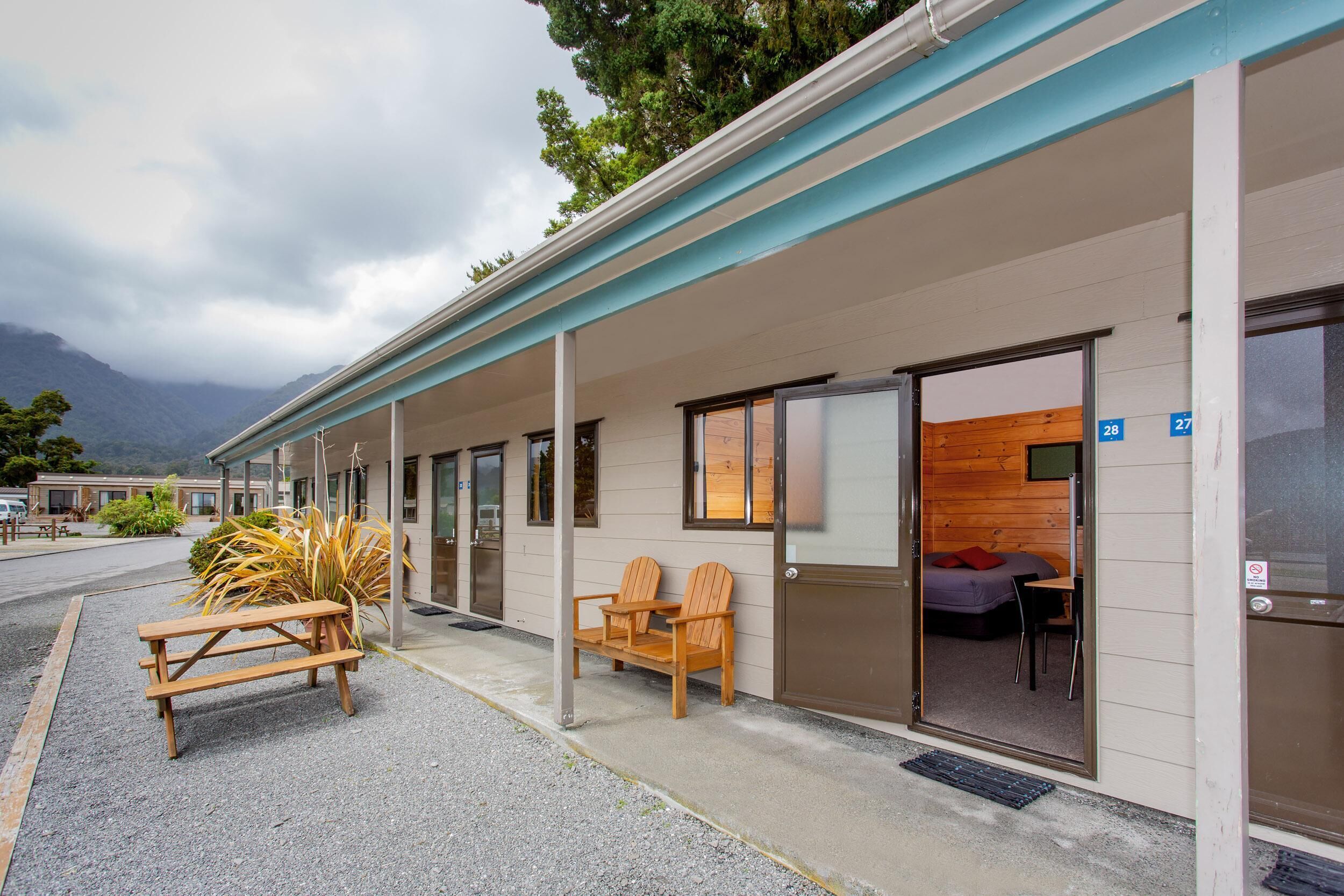 Economy Cabin | In-room safe, free cribs/infant beds, free WiFi, bed sheets