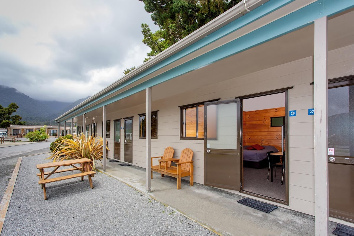 Economy Cabin | In-room safe, free cribs/infant beds, free WiFi, bed sheets