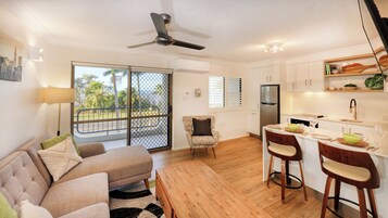 Standard Apartment, 1 Bedroom, Non Smoking, Kitchen (Apartment) | In-room dining