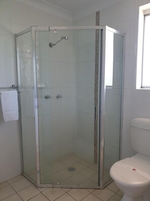 Shower, designer toiletries, towels - Country Capital Motel (South Tamworth)