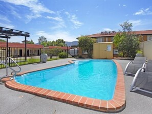 Piscina externa sazonal, funciona das 6h às 20h30, guarda-sóis