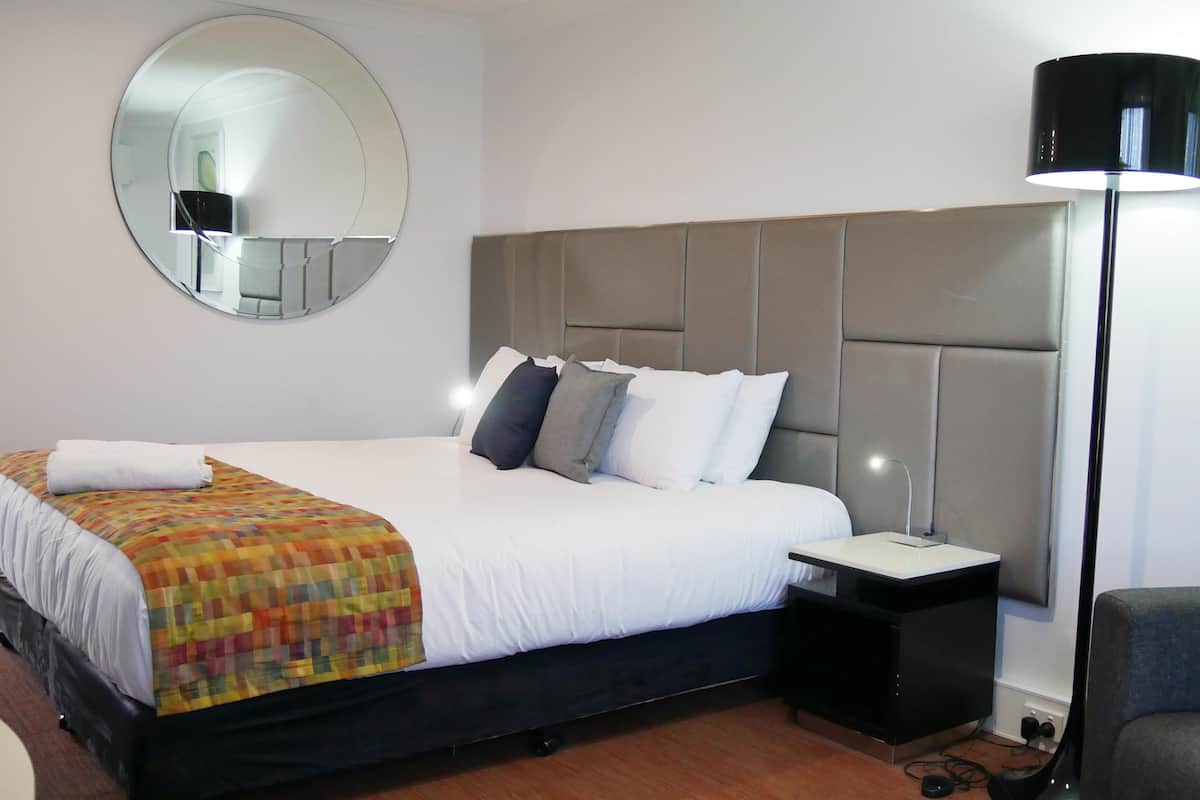 Egyptian cotton sheets, premium bedding, pillowtop beds, desk