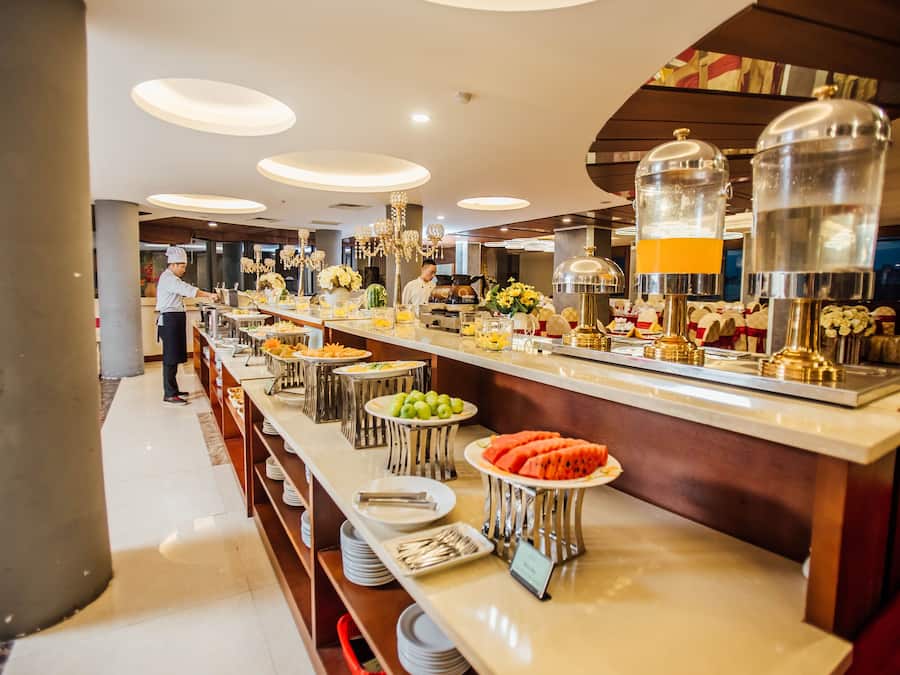 Café da manhã com buffet grátis todos os dias