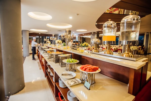 Free daily buffet breakfast - Muong Thanh Vinh Hotel (Vinh)