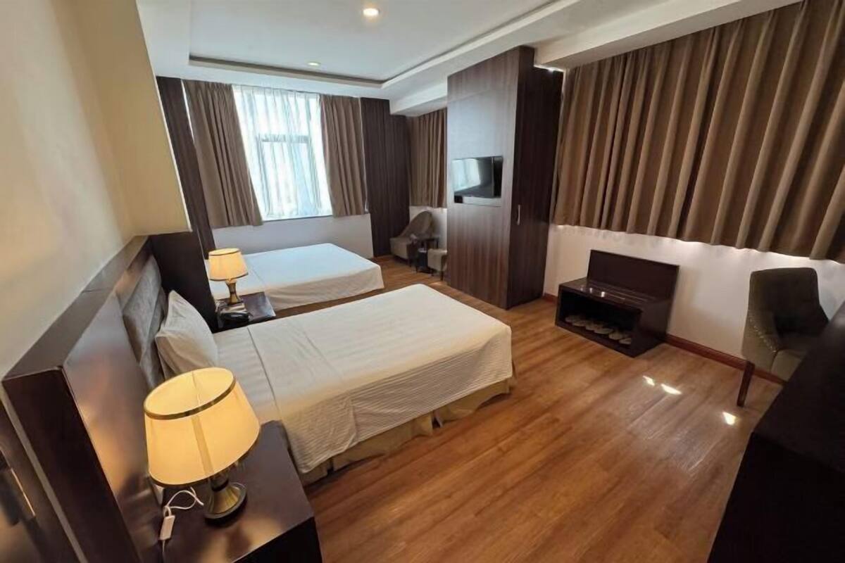 Een minibar, een kluis op de kamer, een bureau, geluiddichte muren