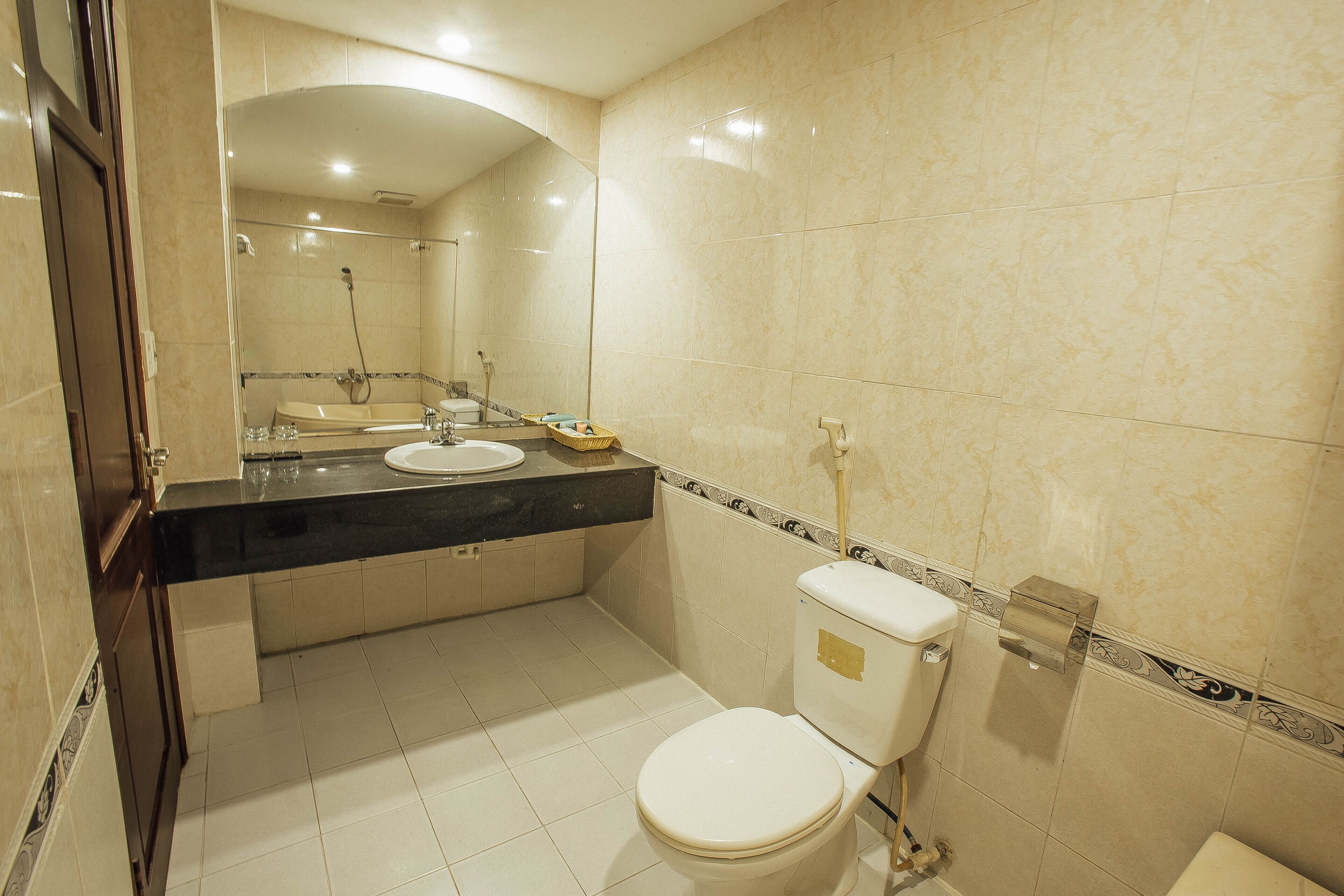 Un baño con inodoro, lavamanos y ducha.