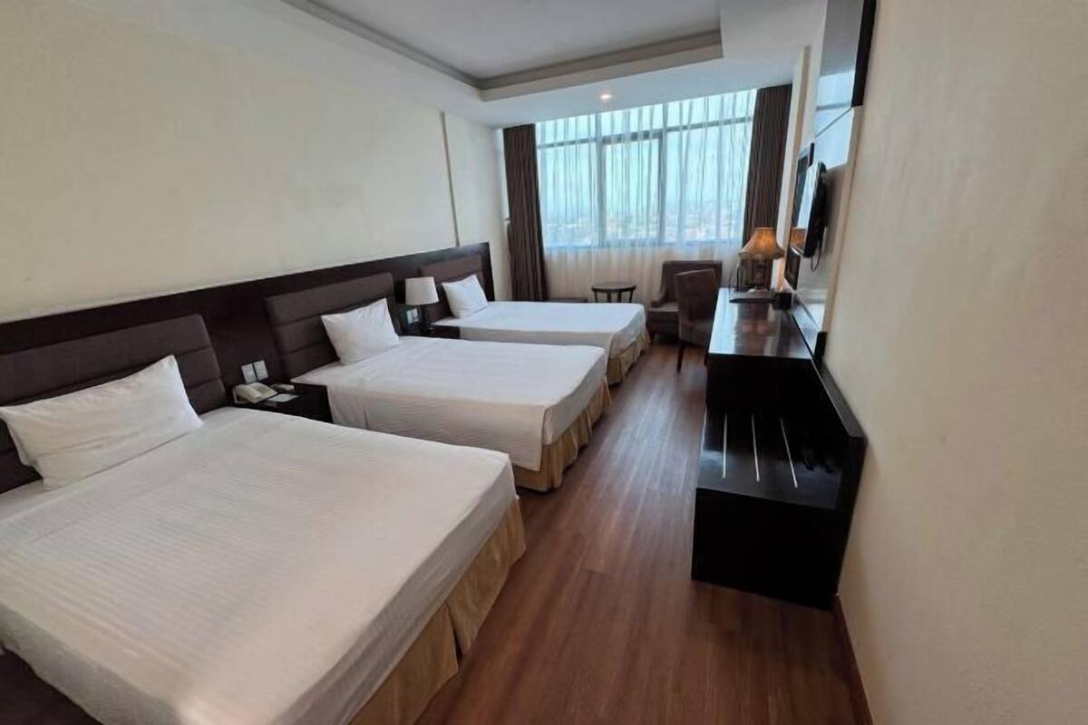 Een minibar, een kluis op de kamer, een bureau, geluiddichte muren