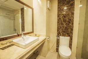Combined shower/tub, deep soaking tub, hydromassage showerhead - Muong Thanh Vinh Hotel (Vinh)