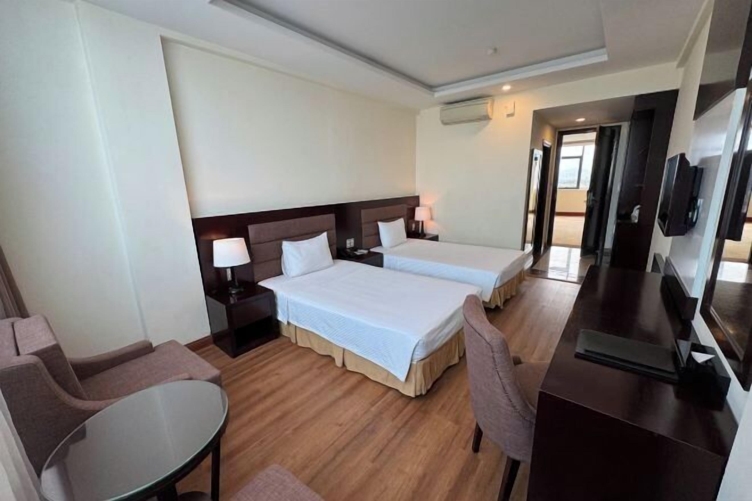 Minibar, caja de seguridad en la habitación y escritorio 