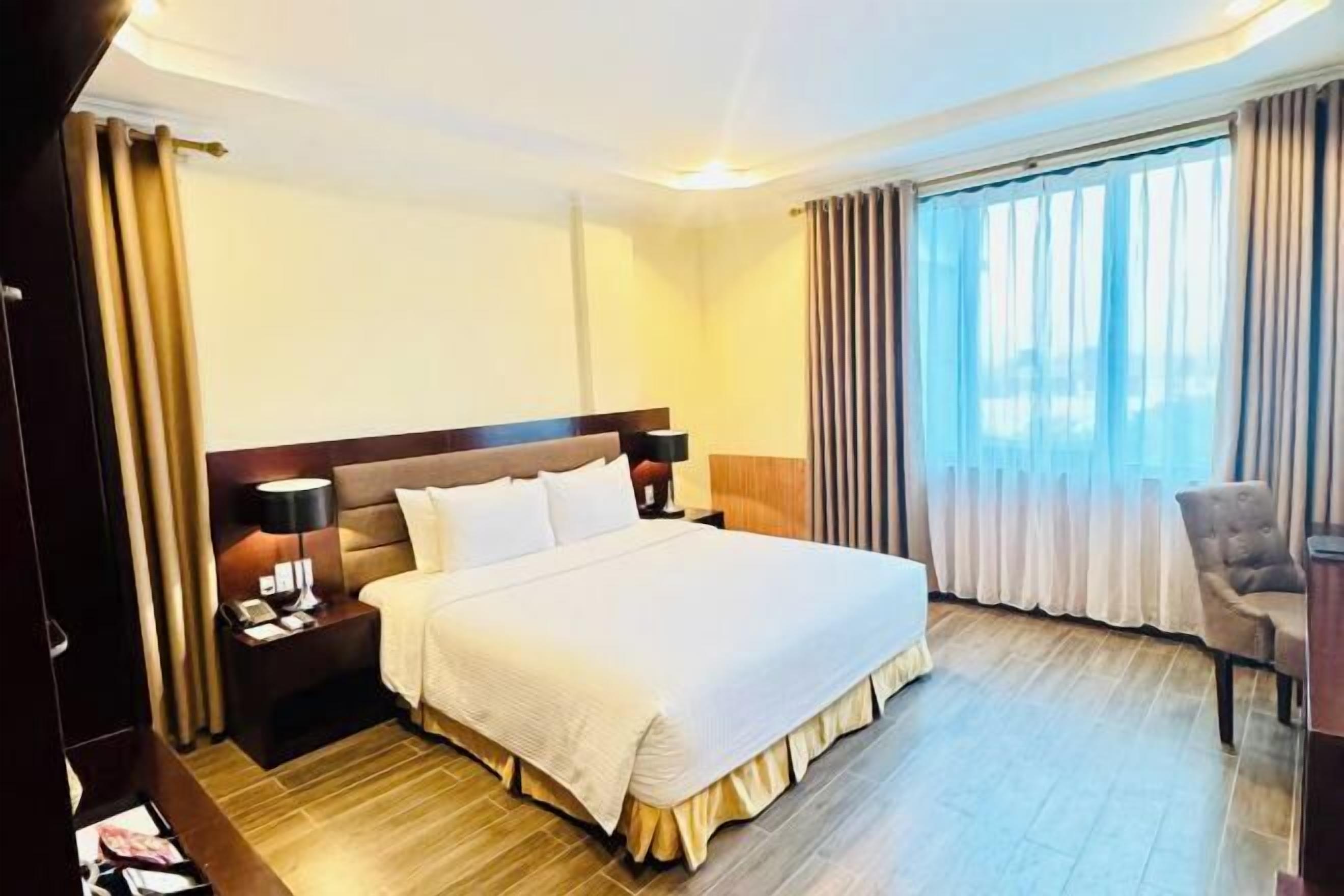 Minibar, caja de seguridad en la habitación y escritorio 