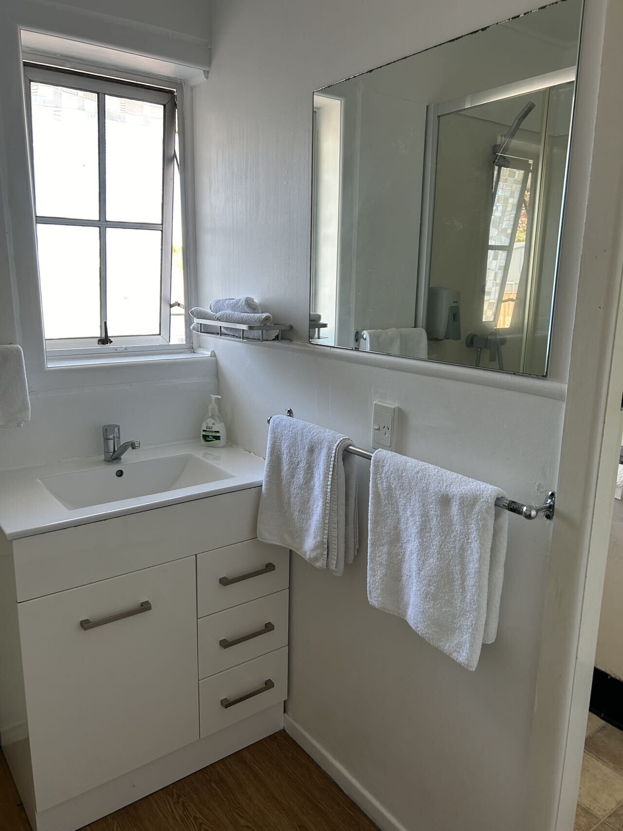 ファミリー スイート 2 ベッドルーム 禁煙 簡易キッチン (Family Unit) | バスルーム | シャワー、ヘアドライヤー、タオル