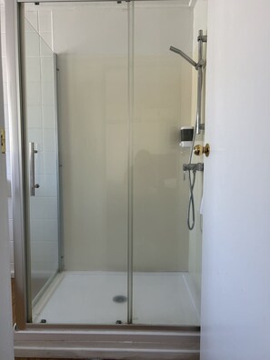 Shower, hair dryer, towels - Tudor Motor Lodge (Hamilton)