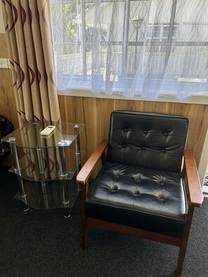 Studio – standard, ikke-røyk, tekjøkken (Studio Unit) | Oppholdsområde | En 40-tommers Flatskjerm-TV med kabel-kanaler