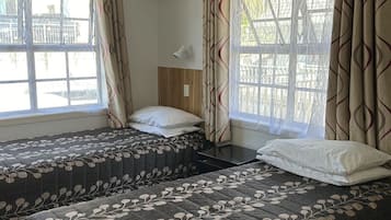 Familien-Suite, 2 Schlafzimmer, Nichtraucher, Kochnische (Family Unit) | Minibar, Zimmersafe, individuell eingerichtet, Schreibtisch