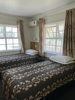 家庭套房, 2 间卧室, 无烟房, 简易厨房 (Family Unit) | 迷你吧、客房内保险箱、特色家居、办公桌