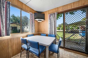 Economy 2 Bedroom Cabin - Sleeps 6 - Not Pet Friendly | Spisestue