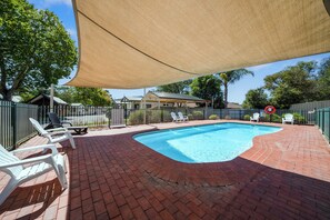 Una piscina al aire libre de temporada