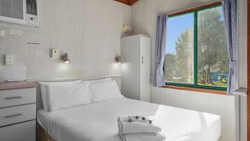 Economy 1 Bedroom Cabin - Pet Friendly | 1 habitación, tabla de planchar con plancha, wifi gratis y ropa de cama