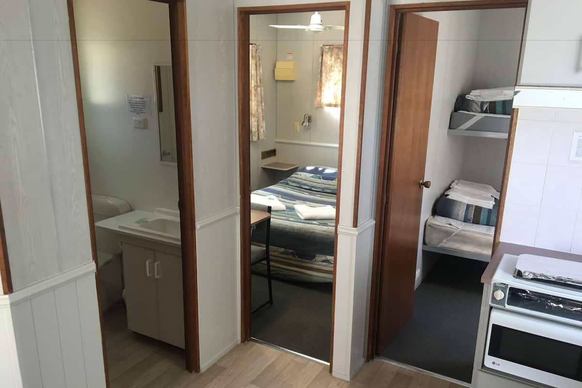 Economy 2 Bedroom Cabin - Sleeps 5 - Not Pet Friendly | 1 habitación, tabla de planchar con plancha, wifi gratis y ropa de cama