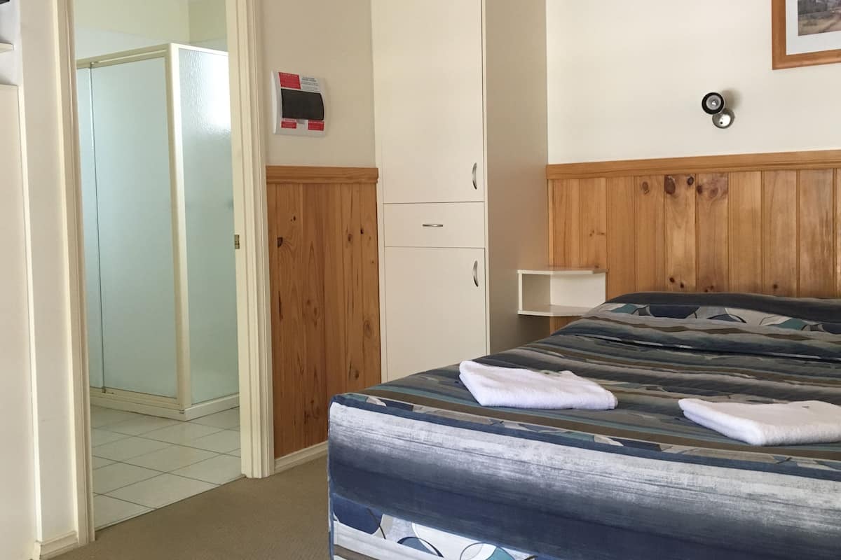 Standard Studio - Not Pet Friendly | 1 habitación, tabla de planchar con plancha, wifi gratis y ropa de cama