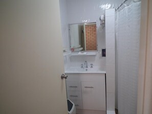 Douche, articles de toilette gratuits, sèche-cheveux