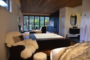 Plasma TV, fireplace, DVD player - Kudos Villas and Retreats (Hepburn Springs)