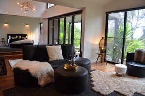 Separate bathtub and shower, designer toiletries, hair dryer, bathrobes - Kudos Villas and Retreats (Hepburn Springs)