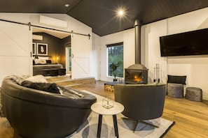 Plasma TV, fireplace, DVD player - Kudos Villas and Retreats (Hepburn Springs)