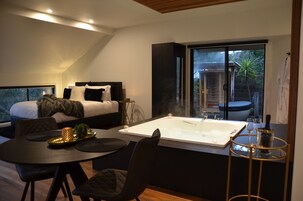 Televisión plasma, chimenea, reproductor de DVD