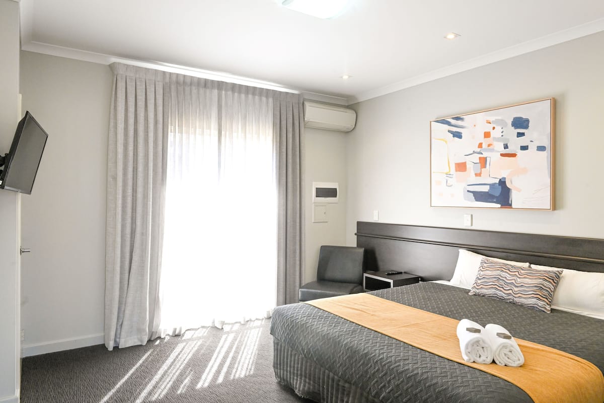 Deluxe Apartment, 1 King Bed | 1 bedroom, individually decorated, blackout curtains, iron/ironing board