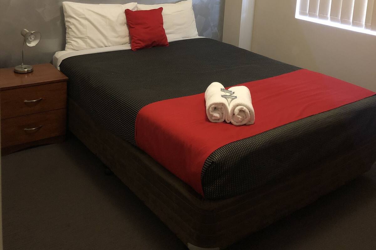1 kamar tidur, tirai kedap cahaya, dan setrika/meja setrika