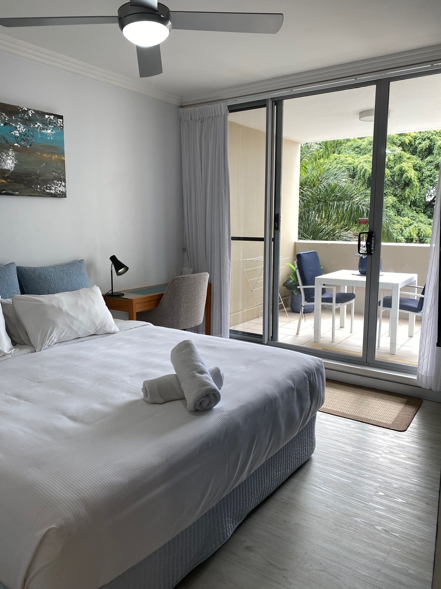 Studio – comfort, 1 kingsize-seng, balkong, byutsikt | Blendingsgardiner, strykejern/-brett, wi-fi (inkludert) og sengetøy