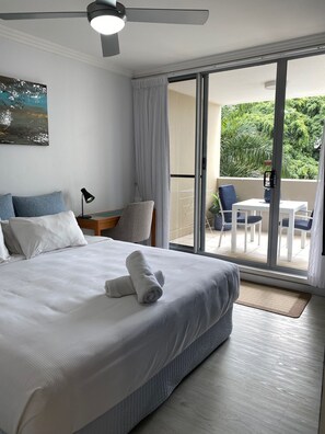 Studio tiện nghi đơn giản, 1 giường cỡ king, ban công, quang cảnh thành phố | Màn/rèm cản sáng, bàn ủi/dụng cụ ủi quần áo 