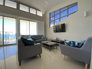 Penthouse, 3 phòng ngủ (No Spa) | Khu phòng khách | TV màn hình phẳng 55-inch có truyền hình kỹ thuật số, TV plasma 