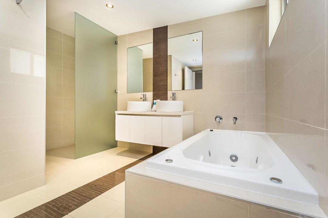 3 bedroom penthouse ocean view (no spa) | bathroom | free toiletries, hair dryer