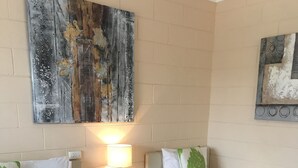 Ropa de cama hipoalergénica, escritorio y tabla de planchar con plancha 