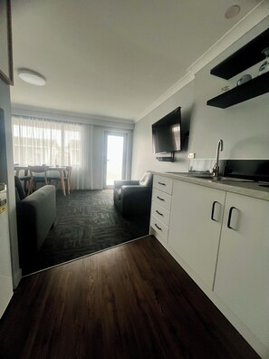 Executive Room | Private kitchen | Fridge, microwave, oven, stovetop