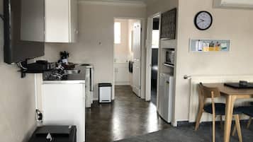Standard Single Room, Courtyard View | Dapur peribadi | Peti sejuk, ketuhar gelombang mikro, ketuhar, dapur