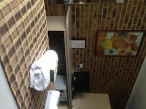 Een bureau, gratis wifi, beddengoed