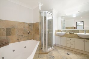 Luxury Apartment, 3 Bedrooms | Bathroom | Combined shower/bathtub, free toiletries, hair dryer, towels - Founda Gardens Apartments (Auchenflower)
