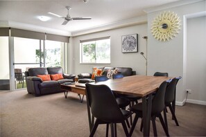 Departamento superior, 2 habitaciones | Área de sala de estar | Reproductor de DVD 