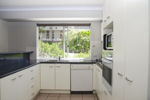Departamento superior, 2 habitaciones | Cocina privada | Refrigerador con congelador, microondas y parrilla de estufa 