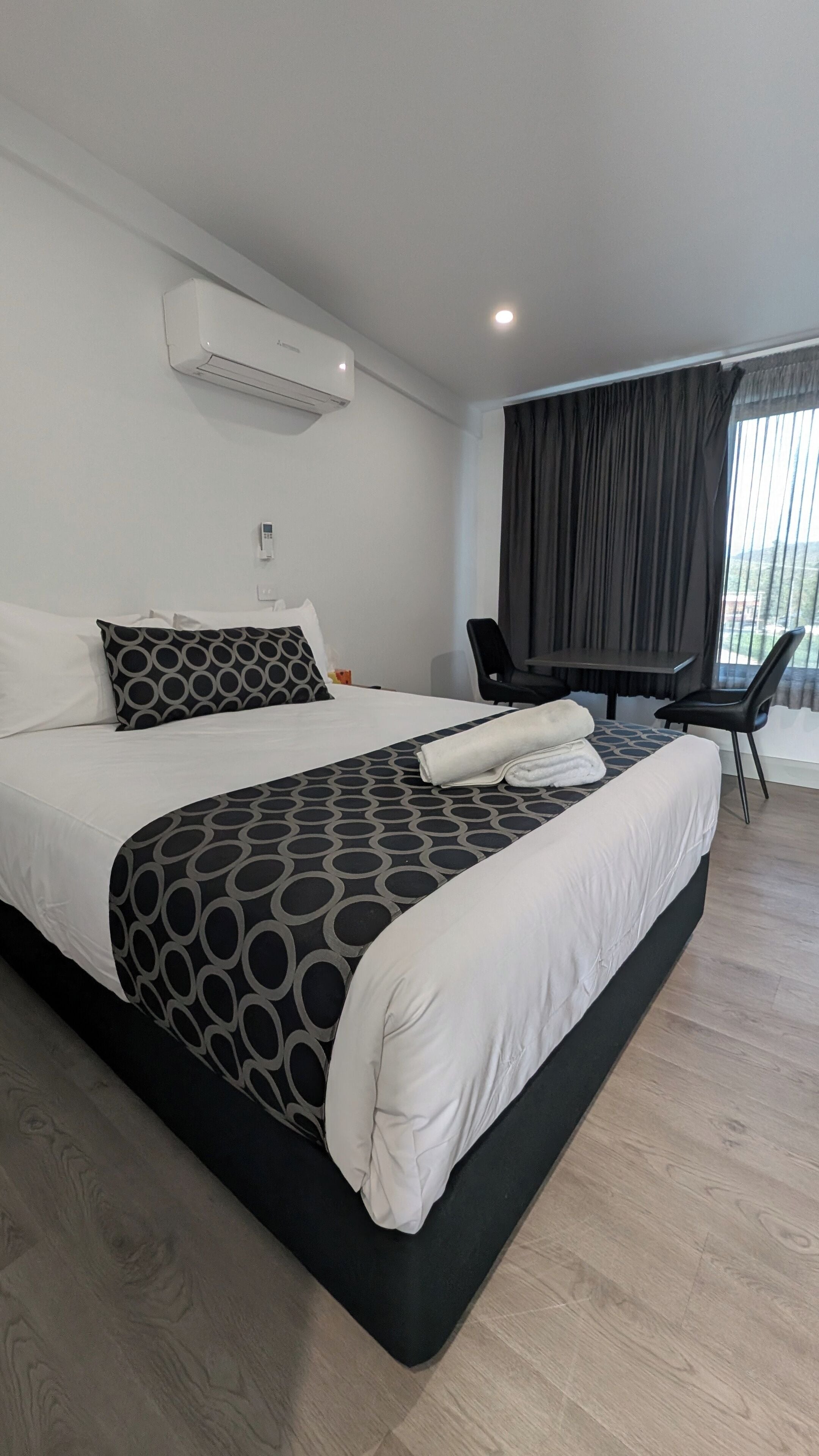 غرفة مزدوجة كلاسيكية | مساحة عمل للكمبيوتر المحمول وستائر تعتيم وواي فاي مجانًا وملاءات أسرّة