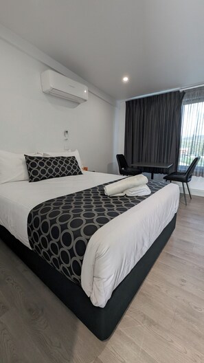 غرفة مزدوجة كلاسيكية | مساحة عمل للكمبيوتر المحمول وستائر تعتيم وواي فاي مجانًا وملاءات أسرّة