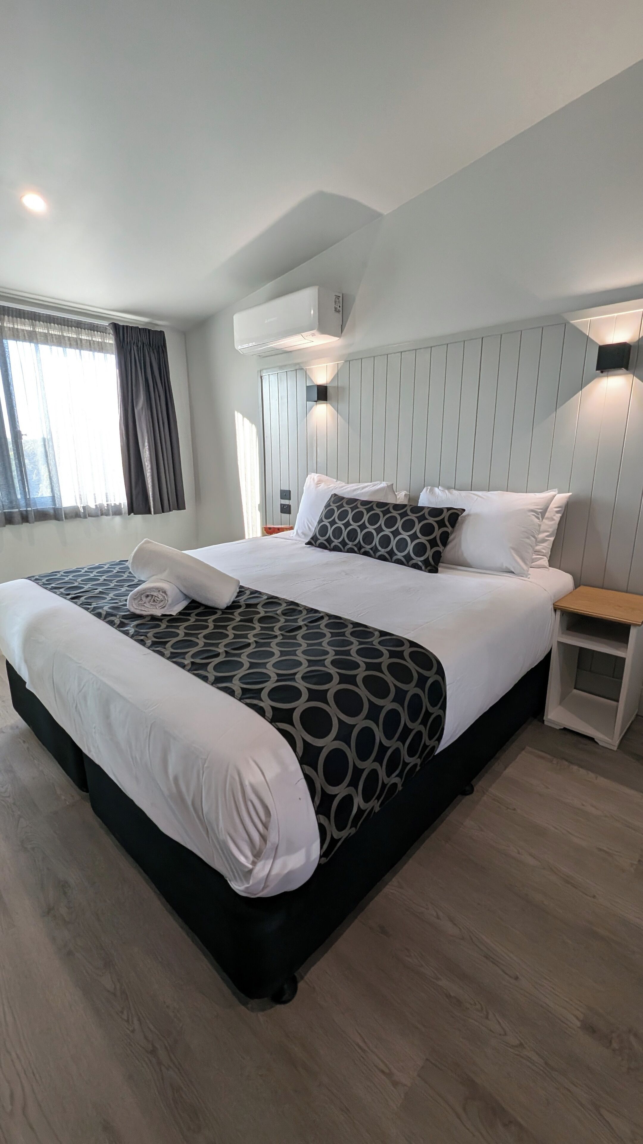 Espacio para trabajar con laptop, cortinas blackout y wifi gratis 