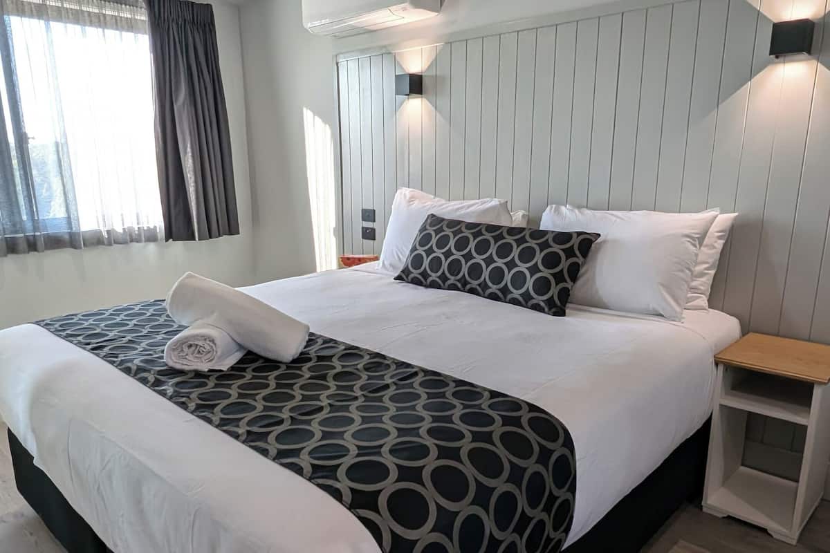 جناح عائلي - لغير المدخنين | مساحة عمل للكمبيوتر المحمول وستائر تعتيم وواي فاي مجانًا وملاءات أسرّة