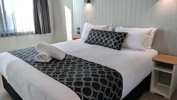 高級套房, 非吸煙房 | 手提電腦工作空間、遮光窗簾/窗簾、免費 Wi-Fi、床單