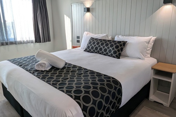 Familly Suite | Desk, laptop workspace, blackout drapes, free WiFi