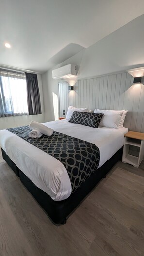 Familly Suite | Desk, laptop workspace, blackout drapes, free WiFi