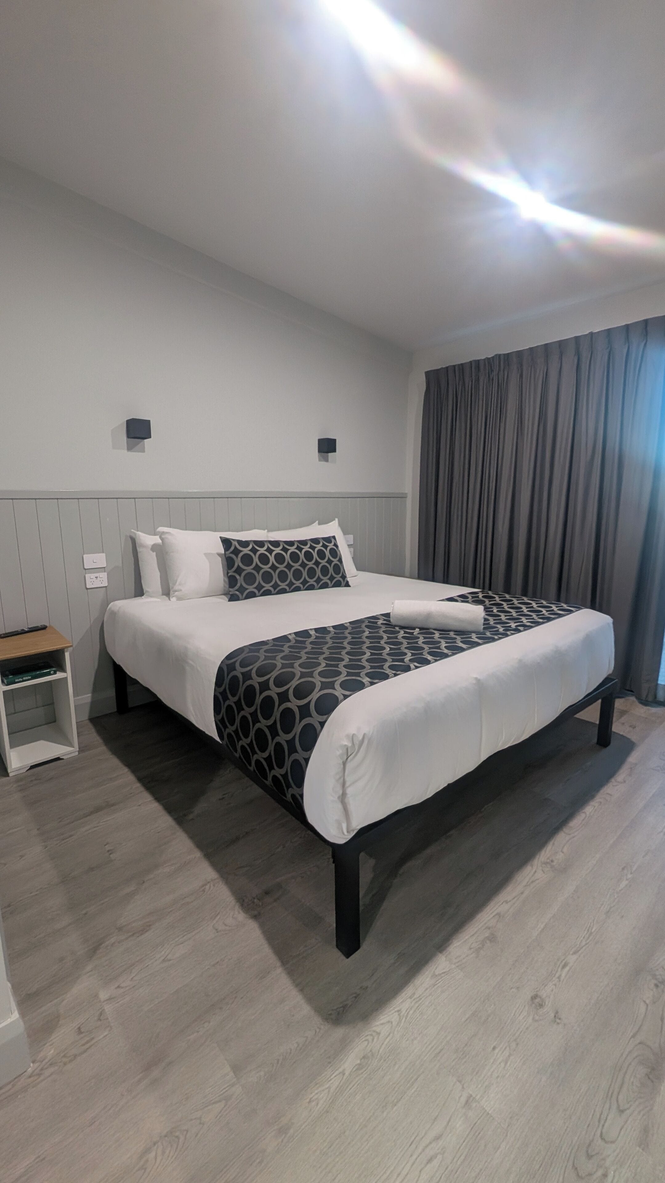 غرفة عادية | مساحة عمل للكمبيوتر المحمول وستائر تعتيم وواي فاي مجانًا وملاءات أسرّة